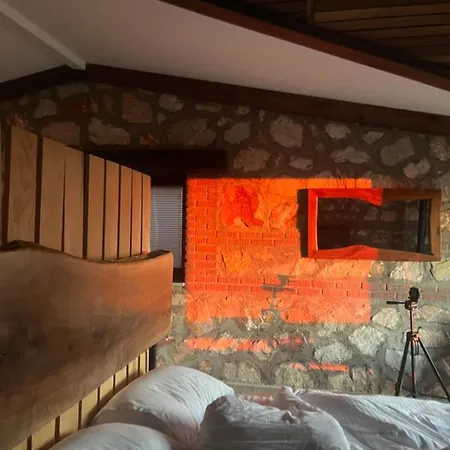 Masklavi Love hotel