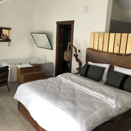 Masklavi Love hotel